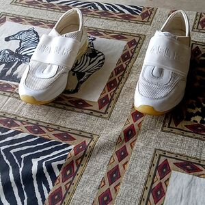 WHITE MICHAEL KORS TENNIS SHOES
